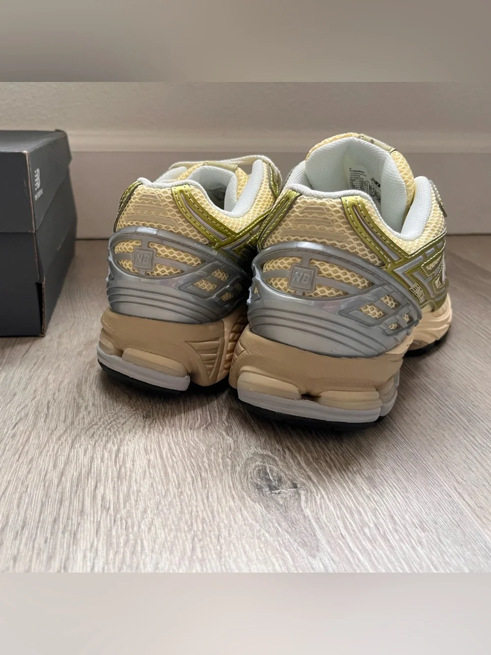 New Balance 1906R "Butter / Metallic Silver" - Picture 3 of 6